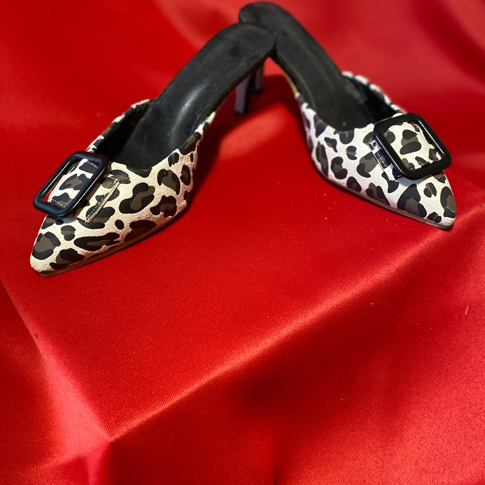 Chic Leopard Print Mules with Black Buckle